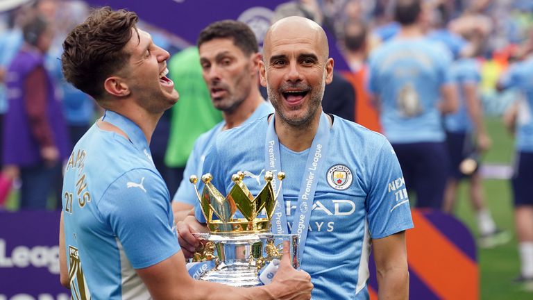 Pep Guardiola con el trofeo de la Premier League