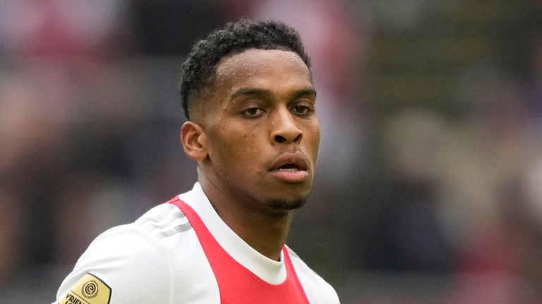 Ajax's … Jorian Timber spielt am Sonntag, den 29. August 2021, während des Eredivisie-Fußballligaspiels zwischen Ajax und Vitesse in der Johan Cruyff Arena in Amsterdam, Niederlande. (AP Photo/Peter Dejong)