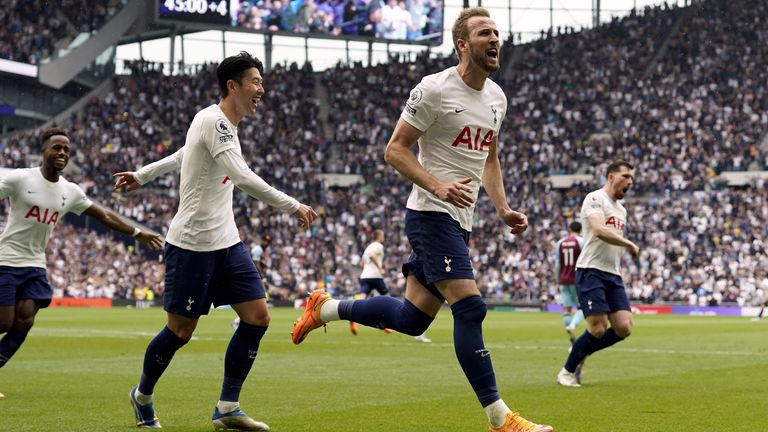 Harry Kane'as švenčia, kad „Tottenham“ išvedė į priekį