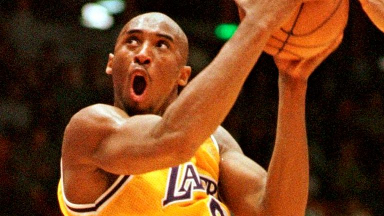 Kobe Bryant de LA Lakers va a disparar contra Utah Jazz durante la segunda mitad del partido de baloncesto de los playoffs de la NBA el 8 de mayo de 1997