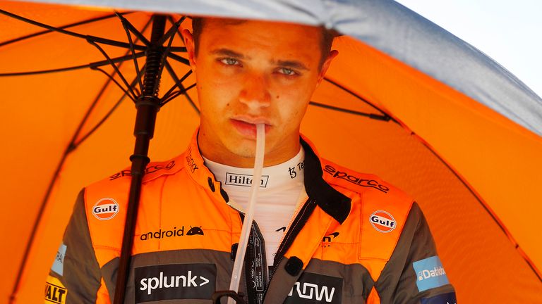 Lando Norris se protege del calor de Barcelona bajo un paraguas