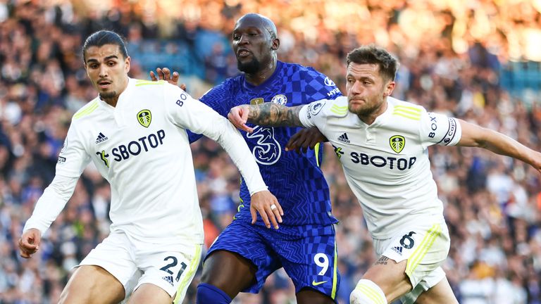 Romelu Lukaku berselisih dengan Pascal Strwick dan William Cooper 