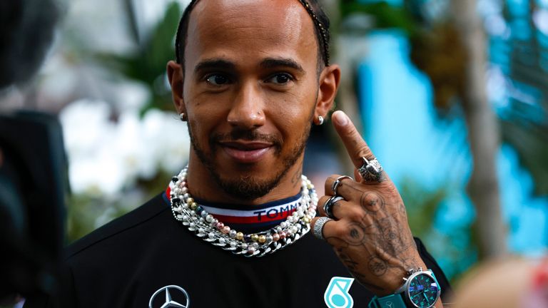 Lewis Hamilton diperintahkan untuk melepas anting-antingnya dan diberikan pengabaian dua balapan untuk tindik hidungnya setelah Formula 1 melanjutkan tindakan kerasnya terhadap pembalap yang mengenakan perhiasan.