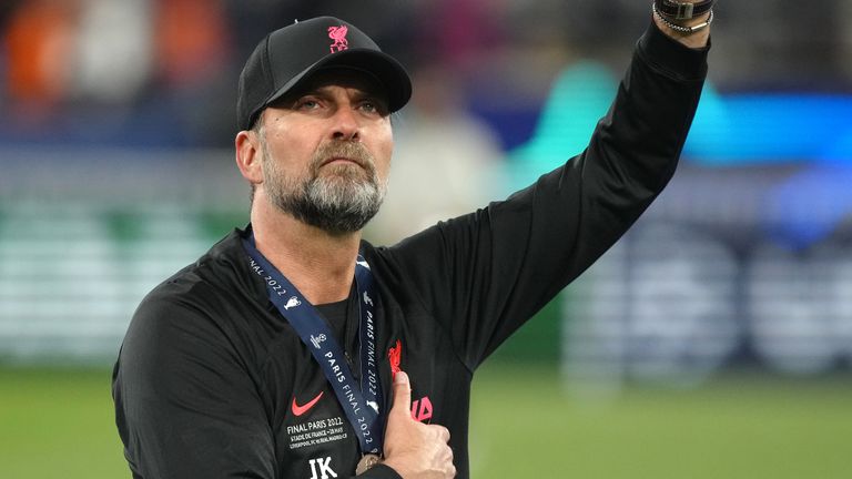 El entrenador del Liverpool, Jurgen Klopp, parece abatido después de la final de la UEFA Champions League.