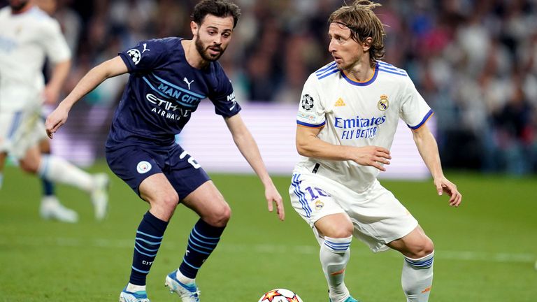 Bernardo Silva i Luka Modric en acció durant la semifinal de la Champions entre el Manchester City i el Reial Madrid al Bernabéu