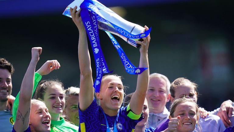 Magdalena Eriksson dari Chelsea mengangkat trofi Liga Super Wanita FA Barclays setelah timnya memenangkan kompetisi setelah pertandingan Liga Super Wanita FA Barclays di Stadion Kingsmeadow, London.