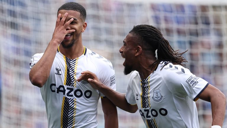 Mason Holgate celebra después de restaurar la ventaja del Everton en Leicester