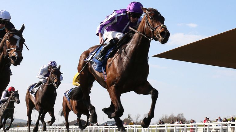 Ryan Moore lleva a Mother Earth a la victoria en Park Express Stakes en The Curragh