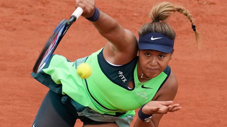 Naomi Osaka dari Jepang melakukan servis melawan Amanda Anisimova dari AS selama pertandingan putaran pertama mereka di turnamen tenis Prancis Terbuka di stadion Roland Garros di Paris, Prancis, Senin, 23 Mei 2022. (AP Photo/Christophe Ena)