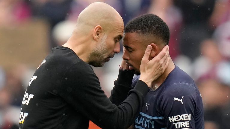 Pep Guardiola consuela a Gabriel Jesus tras el partido