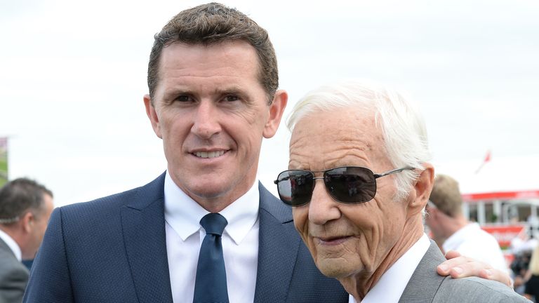 Piggott posa para una fotografía con AP McCoy en 2016