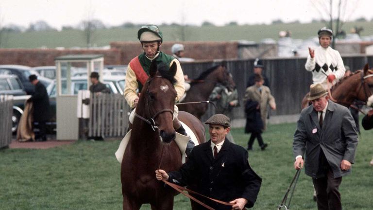 Piggott a bordo del Nijinsky antes de la victoria en las Guineas 2000 en Newmarket