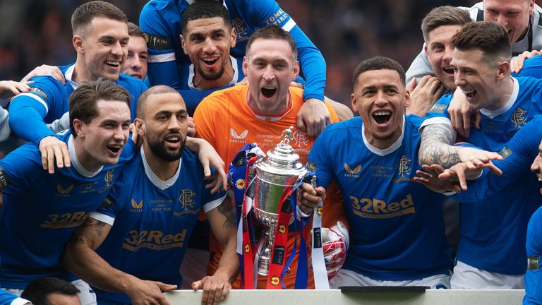 Rangers merayakan setelah mengalahkan Hearts untuk memenangkan Piala Skotlandia