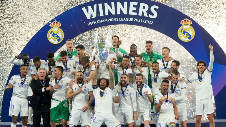 Marcelo del Real Madrid levanta el trofeo  tras ganar la final de la Champions League entre Liverpool y Real Madrid en el Stade de France 