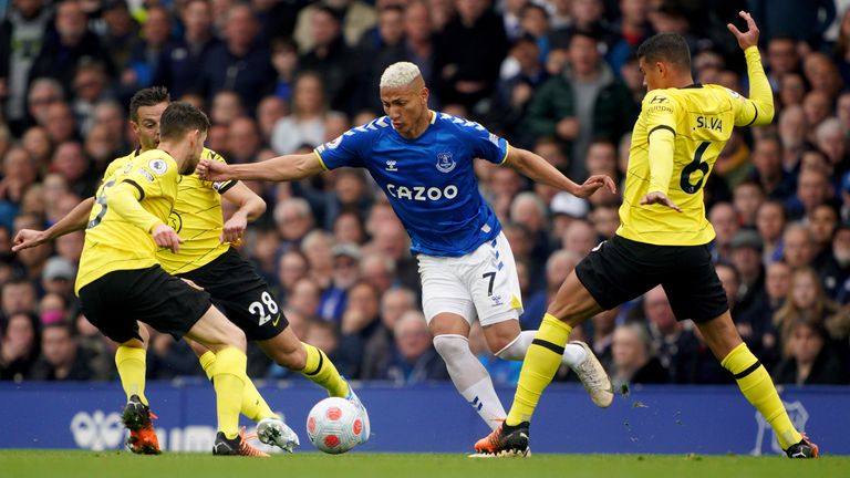 Everton&#39;s Richarlison battles for the ball with Chelsea&#39;s Thiago Silva, Cesar Azpilicueta and Jorginho