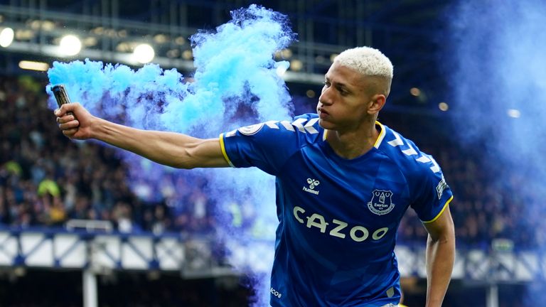 Richarlison célèbre avec une fusée bleue après avoir placé Everton devant (AP)