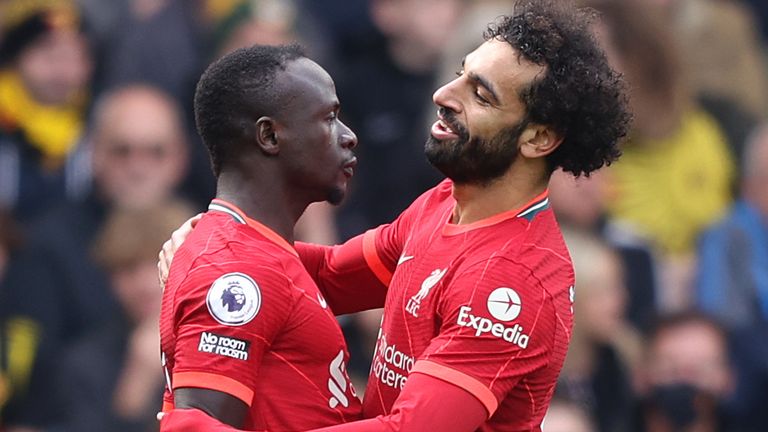 Sadio Mane y Mohamed Salah celebran un gol del Liverpool