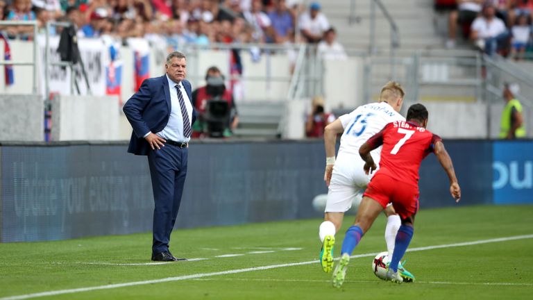 Sam Allardyce følger med under Englands vennskapskamp med Slovakia 