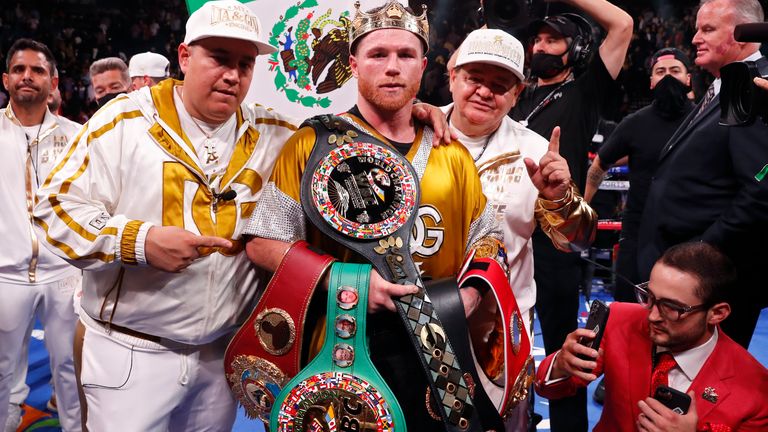 Saúl 'Canelo'  Álvarez posa con sus títulos supermedianos