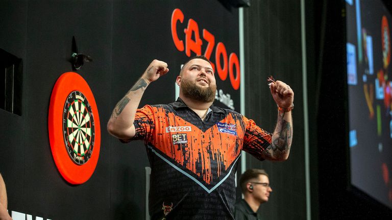 Michael Smith celebrates winning Night 16 of the 2022 Premier League in Newcastle