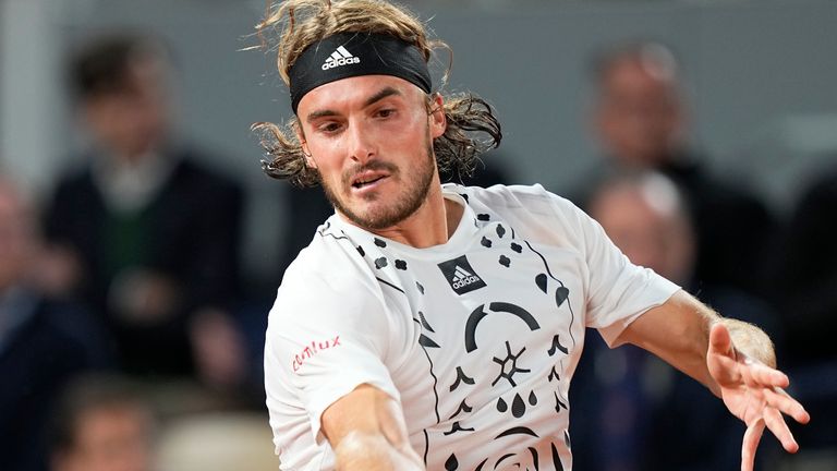 Le Grec Stefanos Tsitsipas rend le ballon à l'Italien Lorenzo Musetti lors de leur match du premier tour du tournoi de tennis de Roland-Garros au stade Roland Garros le mardi 24 mai 2022 à Paris.  (AP Photo/Michel Euler)