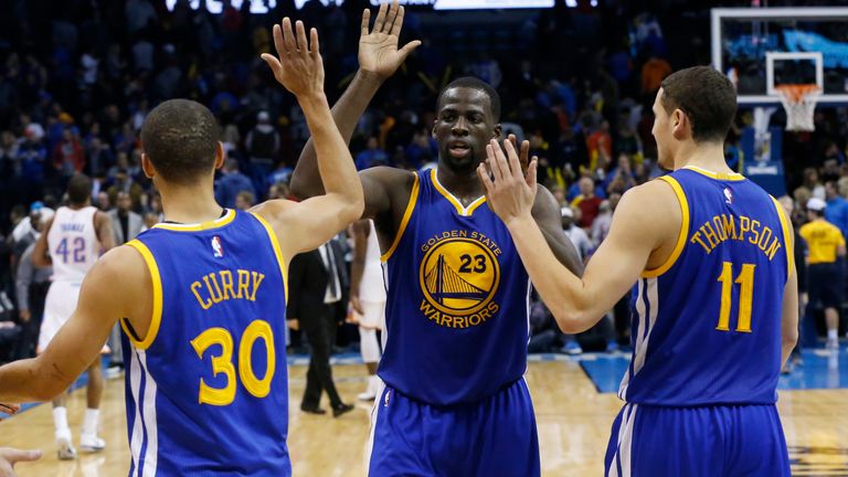 Stephen Curry,  Draymond Green y Klay Thompson de aspecto más joven en acción para los Golden State Warriors contra el OKC Thunder en 2014