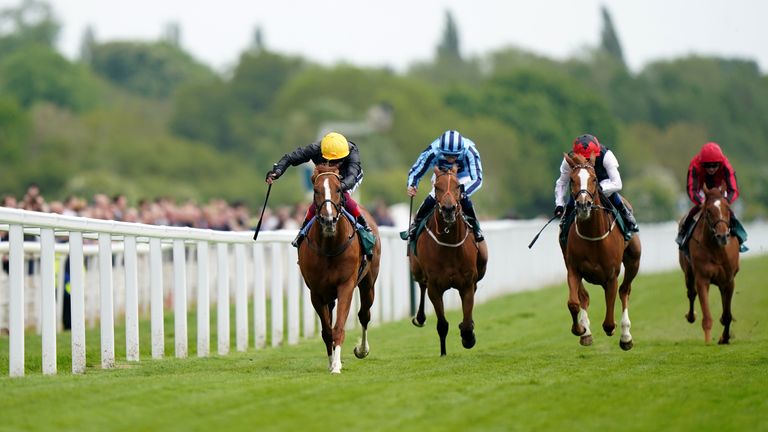 Stradivarius (izquierda) y Frankie Dettori ganan la Yorkshire Cup 2022