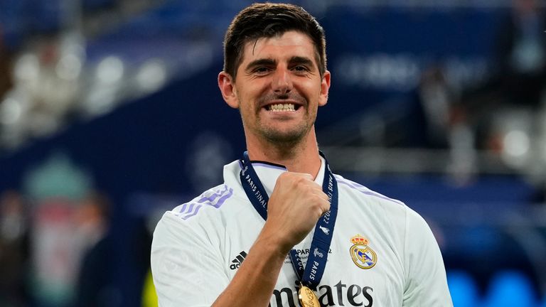 Real Madrid-keeper Thibaut Courtois feirer etter Champions League-finalen i fotballkampen mellom Liverpool og Real Madrid på Stade de France i Saint Denis nær Paris lørdag 28. mai 2022. Real vant 1-0.  (AP Photo/Petr David Josek)