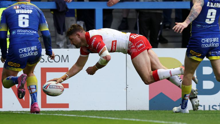 Tommy Makinson scored a try to help St Helens to victory on his 250th Super League appearance