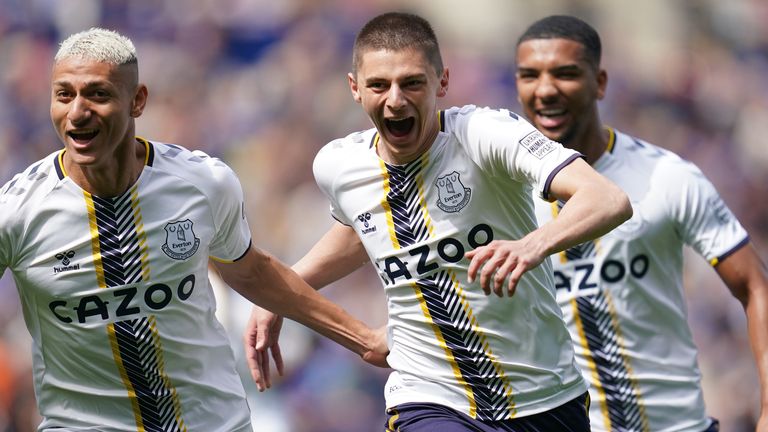 Vitaliy Mykolenko celebrates after scoring Everton&#39;s opening goal at Leicester