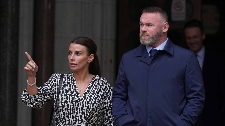 Wayne Rooney, eşi Coleen'i desteklemek için yeniden mahkemeye çıktı.