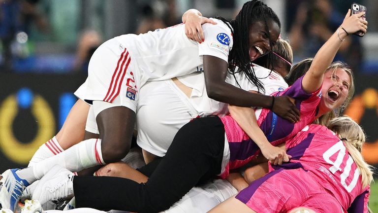 lympique Lyonnais players celebrate after their side won the UEFA Women's Champions League during the UEFA Women's Champions League final match between FC Barcelona and Olympique Lyonnais at Juventus Stadium