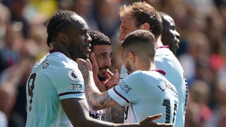 Said Benrahma es felicitado por sus compañeros de equipo después de darle al West Ham una ventaja de 3-0 en Norwich