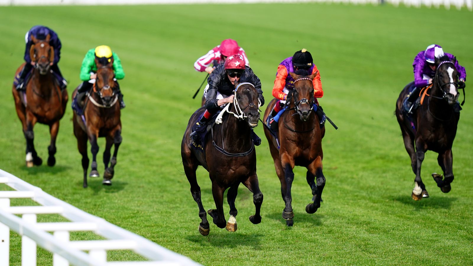 Royal Ascot: The Queen denied winner as Claymore wins Hampton Court Stakes on frustrating day for Frankie Dettori