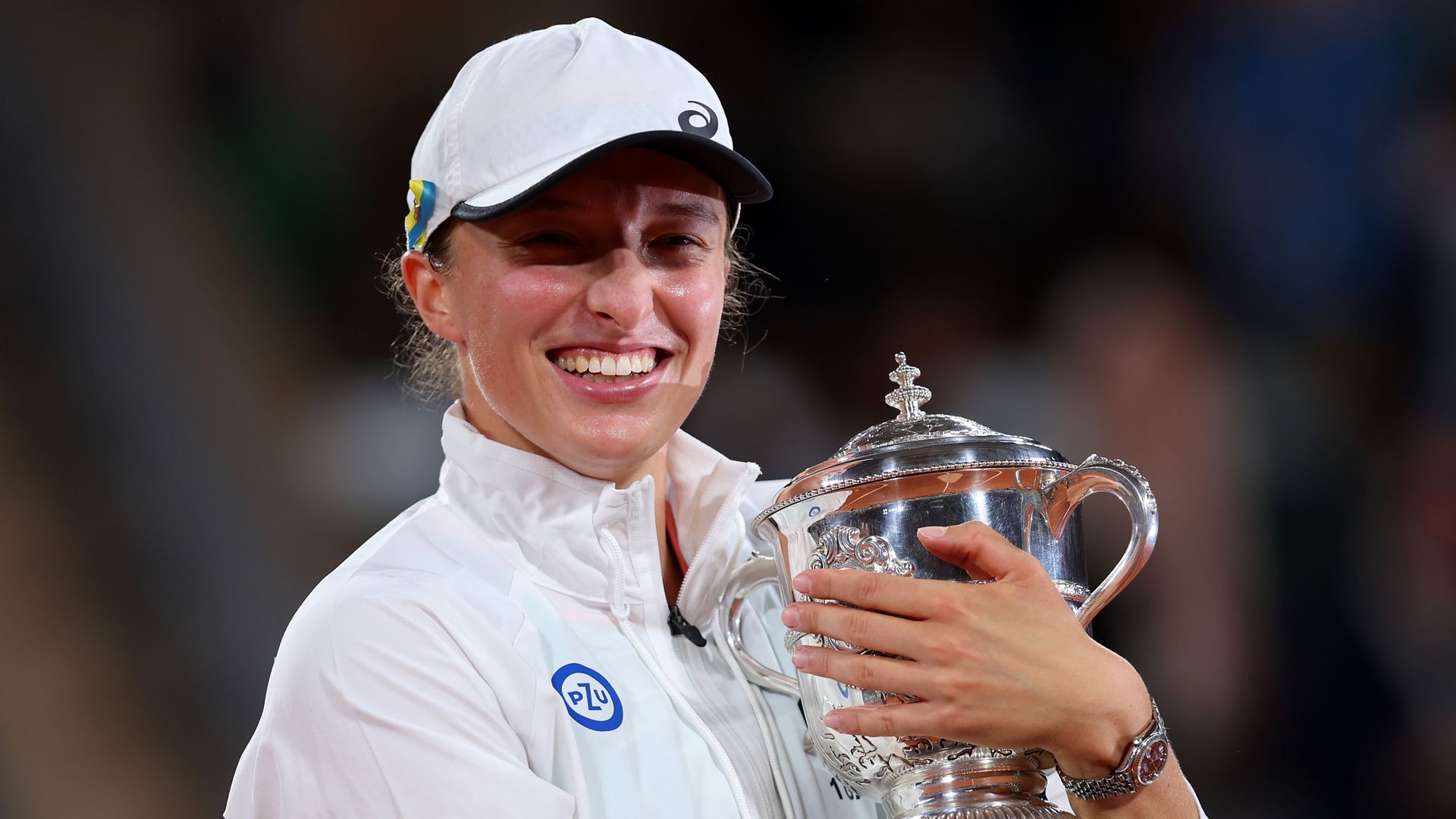 Sensational Swiatek wins second French Open in three years