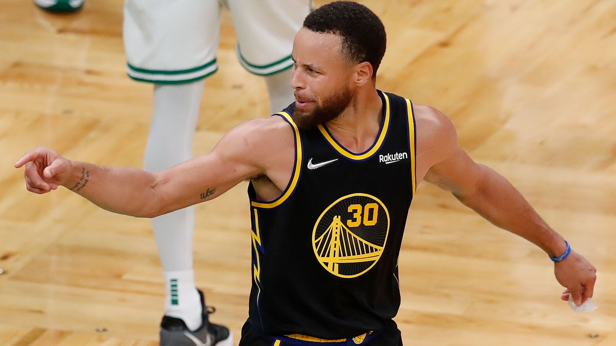 Stephen Curry's 'stunning' Finals Game 4 performance evens