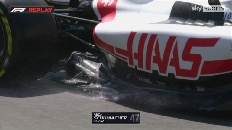 Mick Schumacher musste sich in Baku von P1 zurückziehen, nachdem er gesehen hatte, dass viel Wasser aus seinem Haas kam.