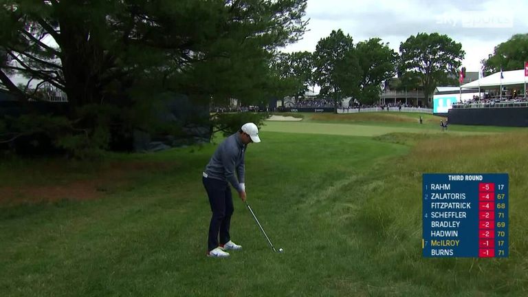 Rory McIlroy melakukan pukulan hook shot yang luar biasa untuk menemukan green di hole terakhir pada putaran ketiga AS Terbuka 2022 di Brooklyn.