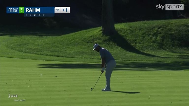 Jon Rahm lanzó su garrote al aire con frustración en el 11° Torneo Memorial, casi golpeando a una mujer que sostenía un micrófono.