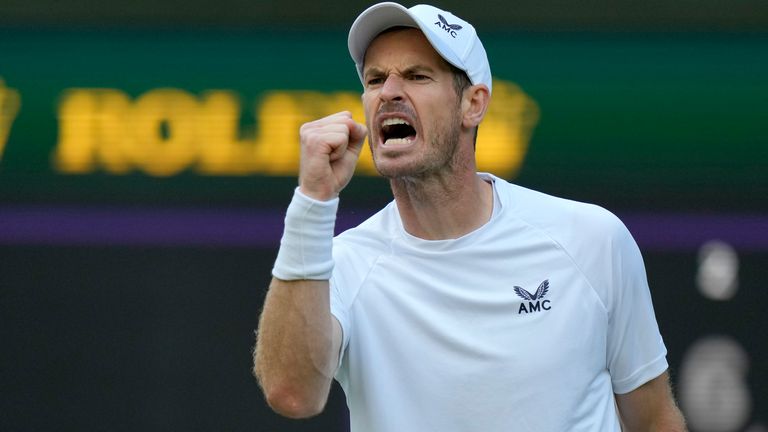 Le Britannique Andy Murray célèbre sa victoire lors du match de tennis en simple contre l'Américain John Isner lors de la troisième journée des championnats de tennis de Wimbledon à Londres, le mercredi 29 juin 2022. (AP Photo/Alastair Grant)