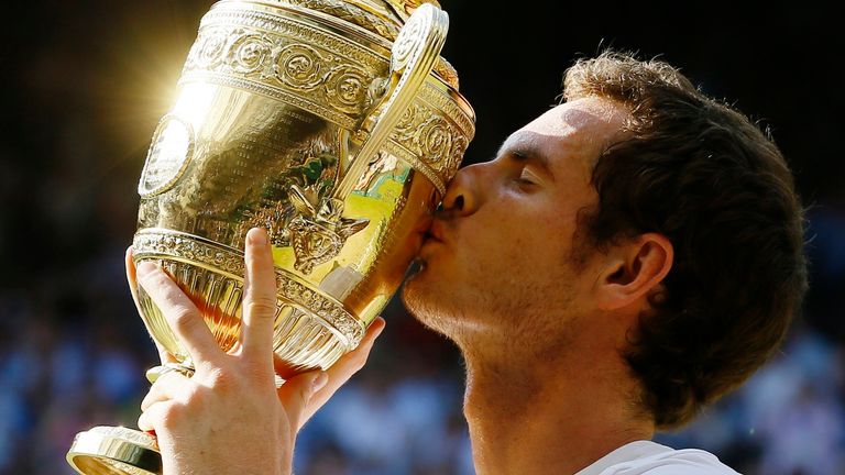 Andy Murray de Gran Bretaña posa con el trofeo después de derrotar a Novak Djokovic de Serbia durante el partido final individual masculino en el Campeonato de Tenis de All England Lawn en Wimbledon, Londres, el domingo 7 de julio de 2013. (AP Photo/Kirsty Wigglesworth) 