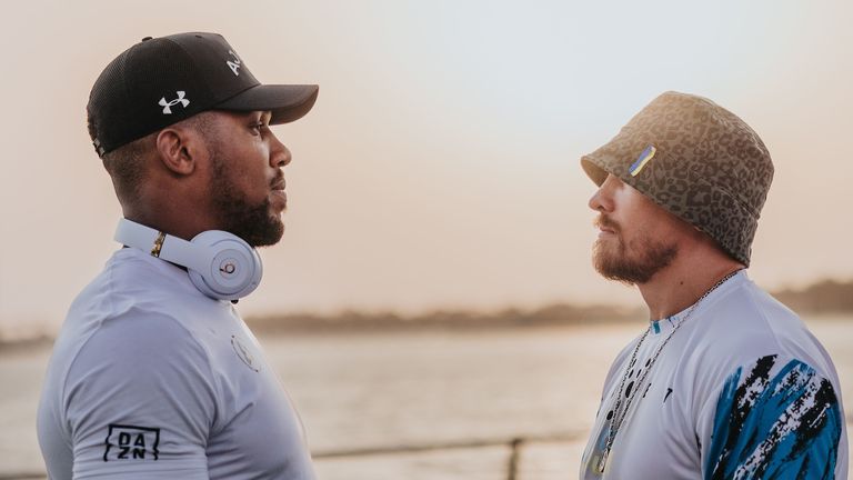 Anthony Joshua facing Oleksandr Usyk.  (Photo: Saudi Arabia Ministry of Sports)