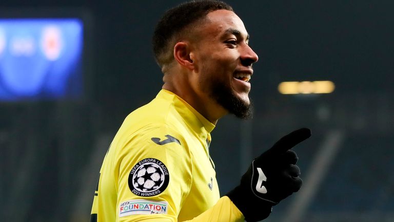 BÉRGAMO, ITALIA - 9 DE DICIEMBRE: Arnaut Danjuma, delantero del Villareal CF, celebra después de anotar en el partido de fútbol de la Liga de Campeones de la UEFA entre Atalanta y Villarreal el 9 de diciembre de 2021 en el Estadio Gewiss de Bérgamo, Italia.  (Foto de Stefano Nicoli/Speed ​​​​Media/Icon Sportswire)