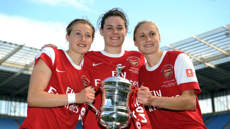 Ellen White (left), Steve Houghton (center) and Jessica Beatty hold the Women's FA Cup in 2011
