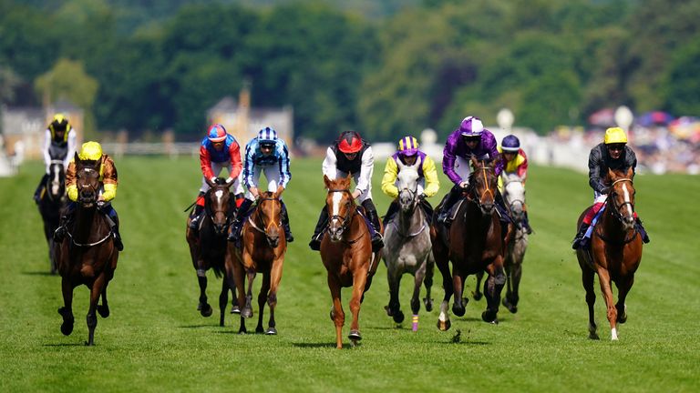 Kyprios (red hat) beat Mojo Star and Stradivarius to win the Ascot Gold Cup