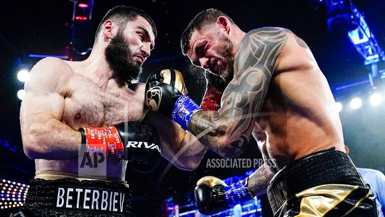 Artur Beterbiev (L) venció a Joe Smith Jr en dos asaltos en su pelea de unificación del título mundial de peso semipesado (Associated Press)