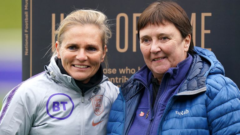 Carol Thomas foi recentemente introduzida no Hall da Fama do Futebol Inglês no St George's Park