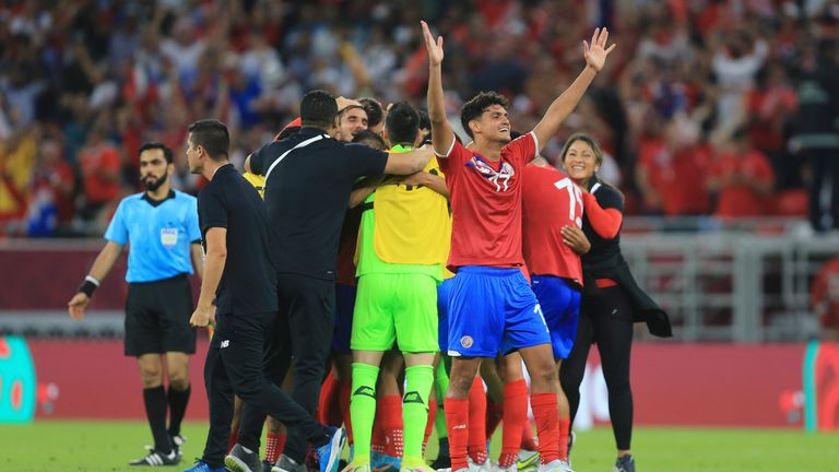Kosta Rika'nın oyuncuları Katar'daki finallere katılmaya hak kazandıktan sonra kutlama yapıyor