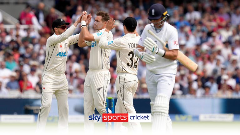 Tim Southee celebrates with his New Zealand teammates after dismissing England&#39;s Stuart Broad in the first Test match at Lord&#39;s.