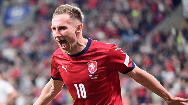 Kuchta, Çek Cumhuriyeti adına gol attıktan sonra kutluyor